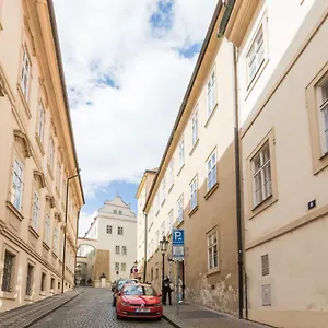  Apartment Thunovska 10